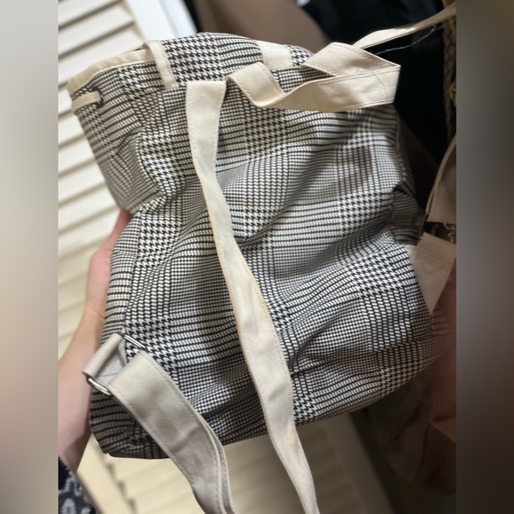 Lulu Dharma White and black backpack purse used a few times - Picture 4 of 4